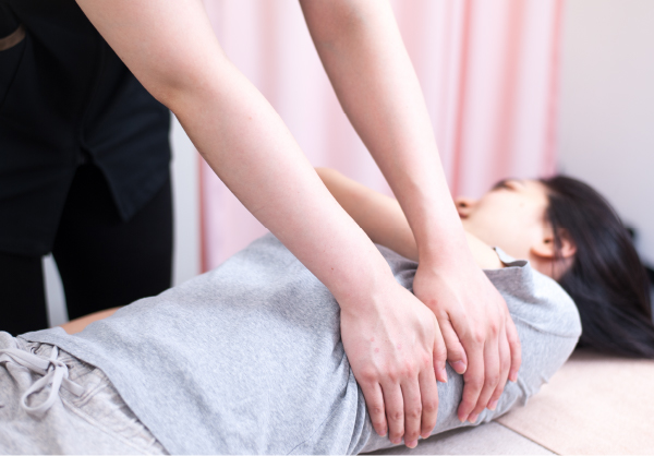 ボディの施術をする様子