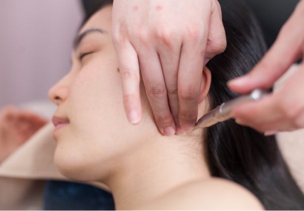 首の土台を整える様子