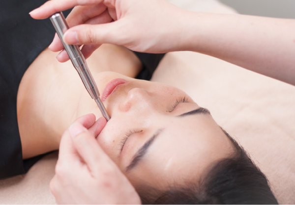 リラックスしてお顔の施術を受ける様子