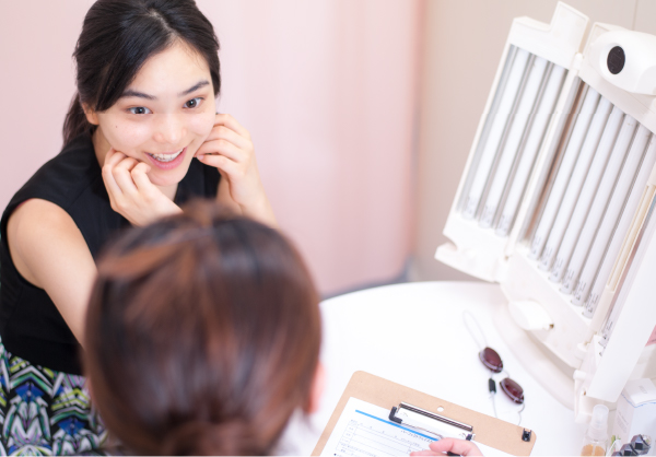 鏡で最終チェックする様子