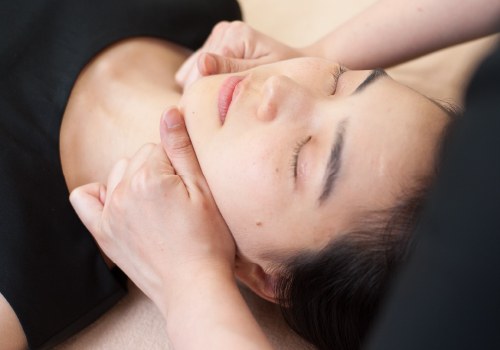 首のむくみケアを行う様子