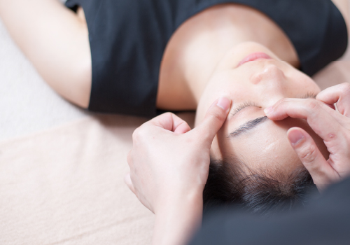 メイクしたままもOK!肌に負担をかけない施術